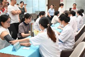 顺庆区：健康科普进企业 免费体检送健康