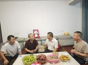 通江县大兴小学：情系老教师 节前送祝福