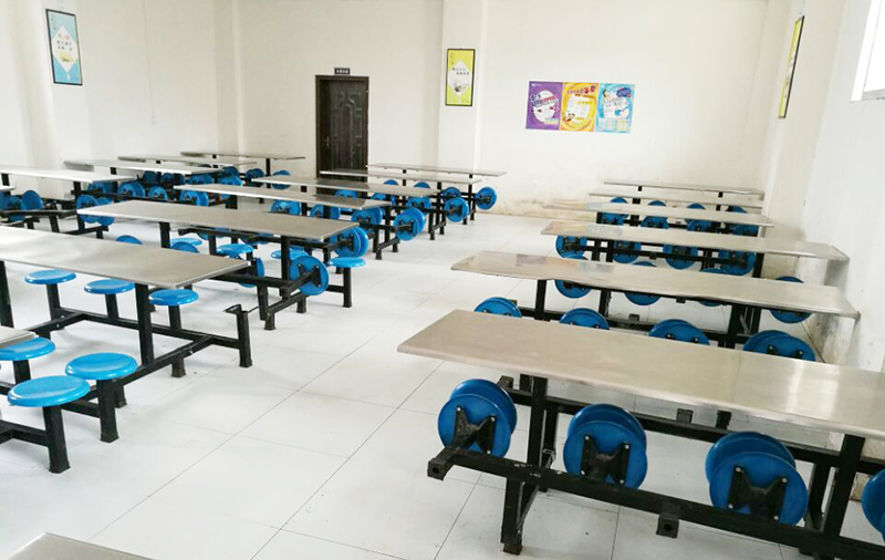 图为朝阳小学洁净明亮的食堂.jpg