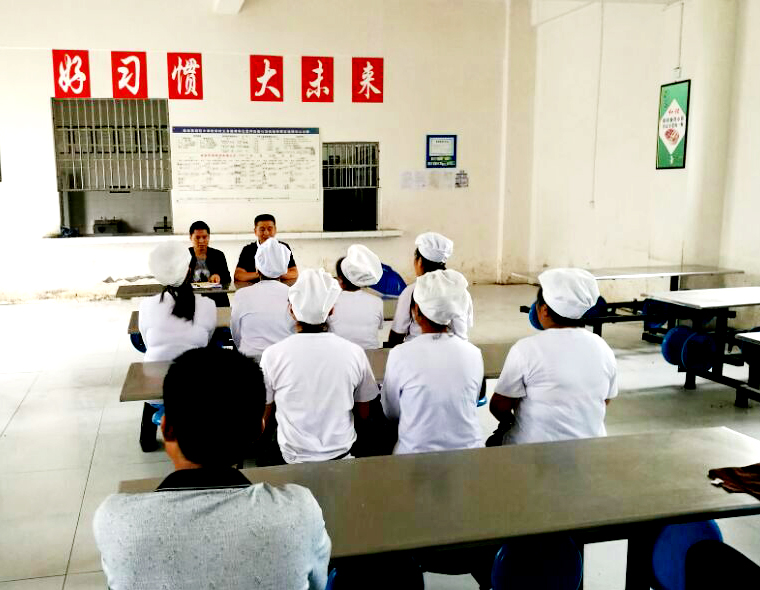 图为朝阳小学开学前培训工作人员.jpg
