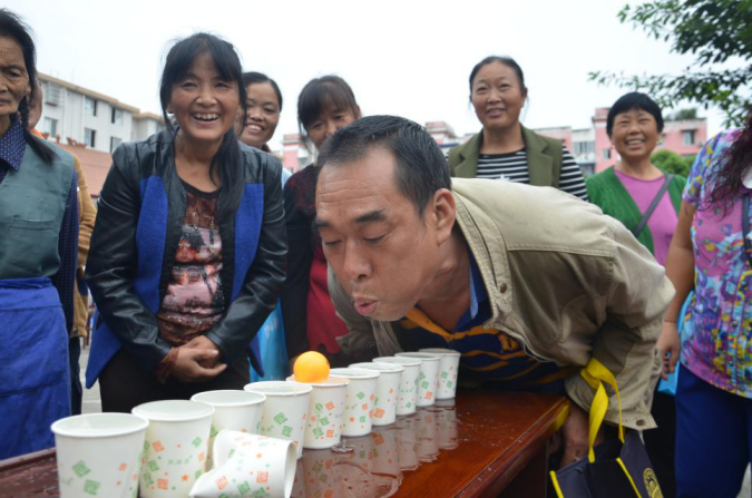 市民参加吹乒乓球游戏.png