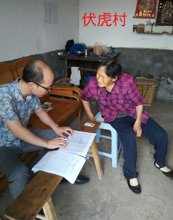 图为学校教师在伏虎村家访贫困学生家庭.jpg