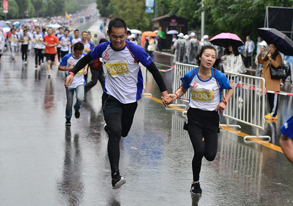 图为男、女赛在冒雨赛跑.jpg