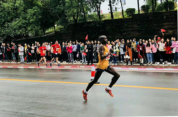 图为全程赛跑中.jpg