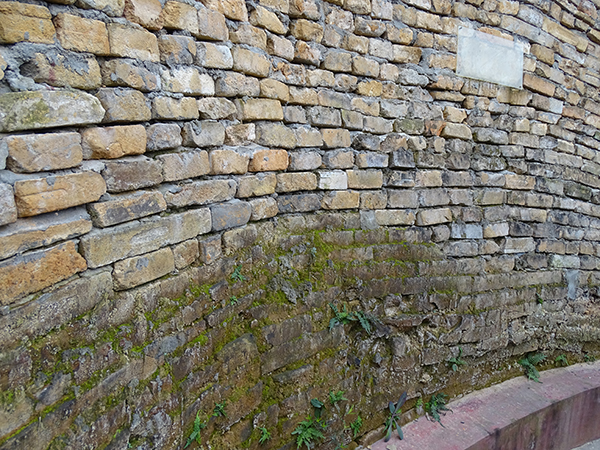 在原来的基础上加固的墓基.jpg