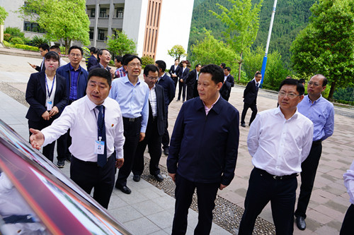 四川省人民政府副省长杨兴平（右二）到校调研_副本.jpg