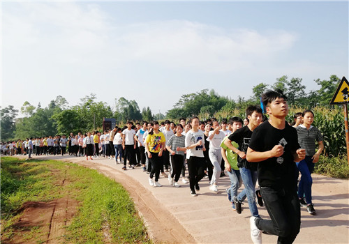 武胜县长安初中举行首届千人乡村健康跑活动