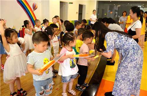 华西广安医院开展“大手牵小手 齐向健康走”关爱幼儿活动
