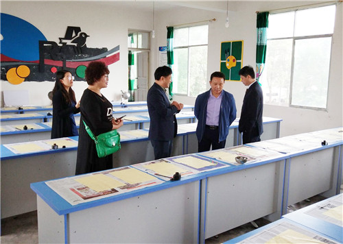 武胜县关工委检查指导长安初中“三进校园”工作