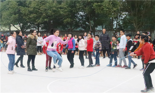 清平小学举办跳长绳比赛