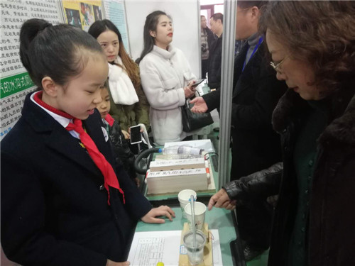 东坡区科协主席李赵霞与小发明家交流发明制作_副本.jpg