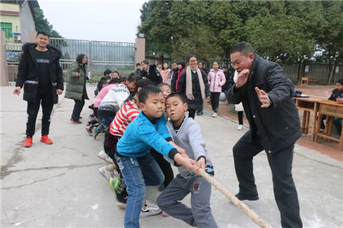 清平小学举办师生拔河比赛
