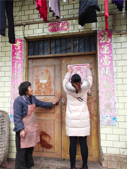 武胜县嘉陵小学教师为群众送温暖