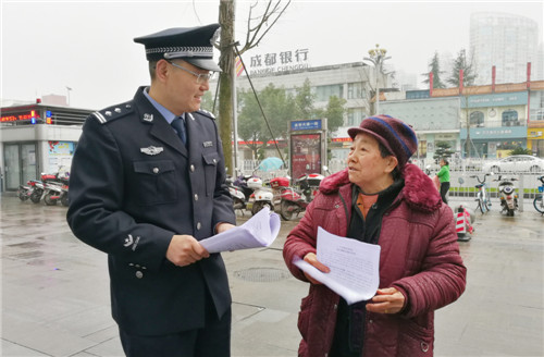 民警向群众讲解诈骗知识_副本.jpg