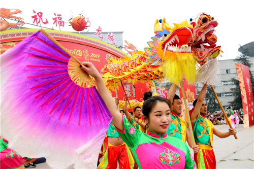 泸县举办“龙舞闹元宵”主题活动中，得胜镇表演队表演“情韵灯龙”。吴威 摄影报道_副本.jpg