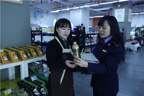 2月28日，广安市广安区工商质监局网络巡查女子中队队员正在城北工质所辖区的跨境保电商线上产品进行抽检，实地开展产品监管.jpg