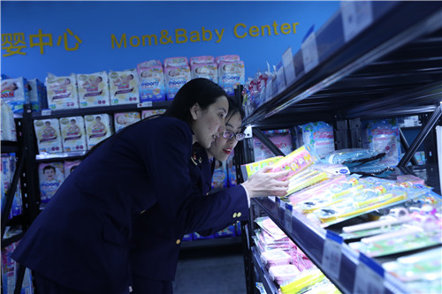 2月28日，四川省广安市广安区工商质监局网络巡查女子中队队员正在城北工质所辖区的跨境保电商线上产品进行抽检，实地开展产品监管.jpg