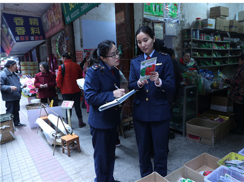2月28日，四川省广安市广安区工商质监局网络巡查女子中队队员正在城北工质所辖区的农资超市线上产品进行抽检，实地开展产品监管.jpg