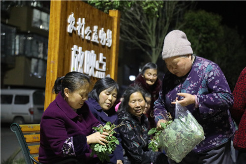 茯苓村村民在小区广场里聊家常.jpg