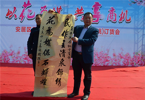 区书法协会给该镇赠送墨宝_副本.jpg