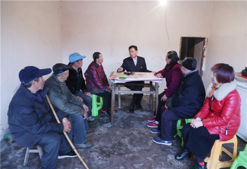 郭太平在悦来镇协力村一农户家中为村民释疑解惑_副本.jpg