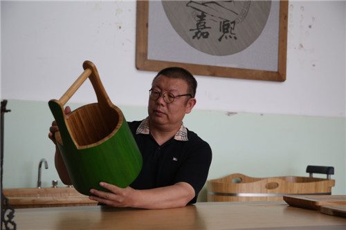 柳劲松对竹桶制作的每一步都要求严格.jpg