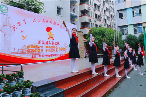 2.队歌手势舞.jpg