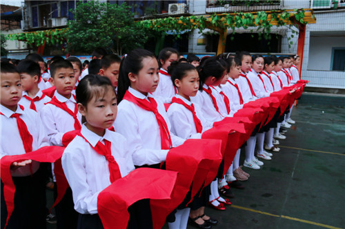 4.老队员手捧红领巾.jpg