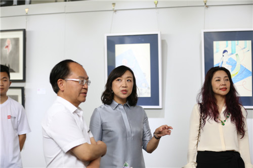 嘉宾参观毕业展_副本.jpg