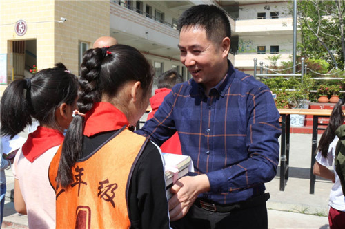 友情2（眉师附小校长周琴向茂县凤仪小学捐赠两千余册爱心图书）.jpg