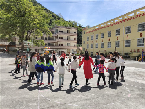 友情3（车辆厂小学的老师们和茂县三龙乡小学的师生跳起了热情的锅庄舞）.jpg