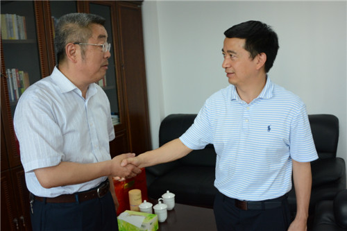 毛大付慰问中国科学院成都分院党组书记、常务副院长王学定_副本.jpg