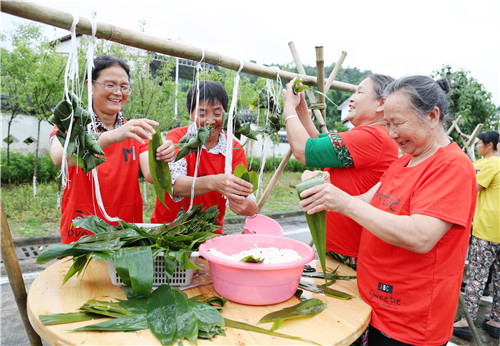 村民参加包粽子比赛.jpg