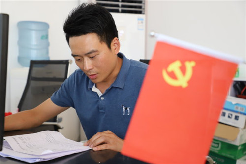 张雄正在学习.jpg