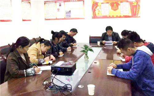 图为党建指导员为党员上党课.jpg