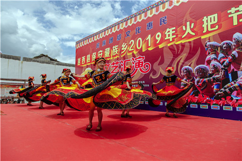 7月19日，越西县保安藏族乡2019年火把节文化惠民活动在梨花村举行.jpg