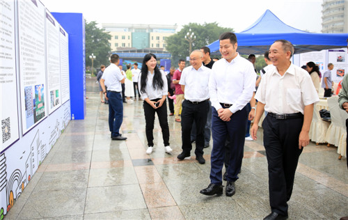 7.领导巡展.jpg