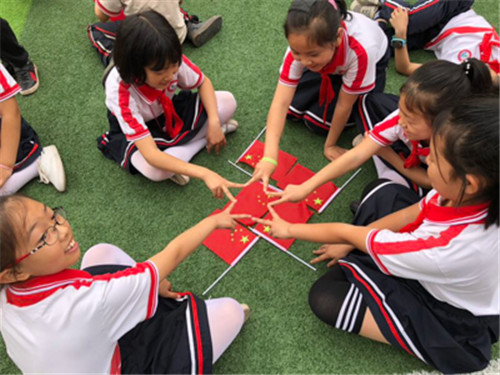 南江县桥梁小学开展向祖国敬礼活动