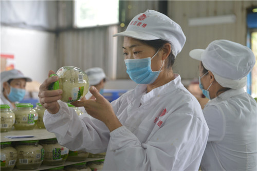 大竹：“就业扶贫车间”让贫困群众就近揽金_副本.jpg