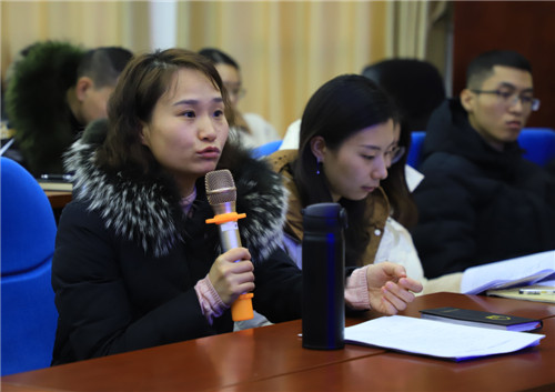 在分组讨论中参会人员发言.jpg