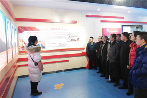 广安市市场监管局党组成员、总工程师易武元（右中）带领干部职工参观禁毒教育基地.jpg