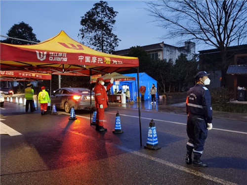 丹棱县飞虎救援队免费发放口罩.jpg