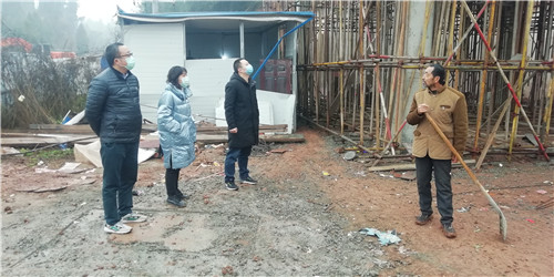 图三：副局长许晓林检查聚贤垃圾中转站在建工地停工情况.jpg