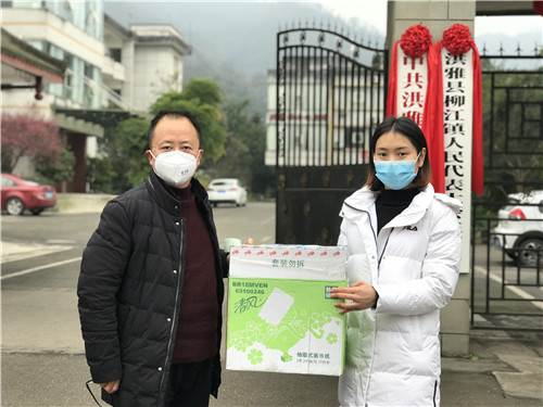 符霞菲夫妇为柳江镇人民政府捐赠1000个口罩.jpg