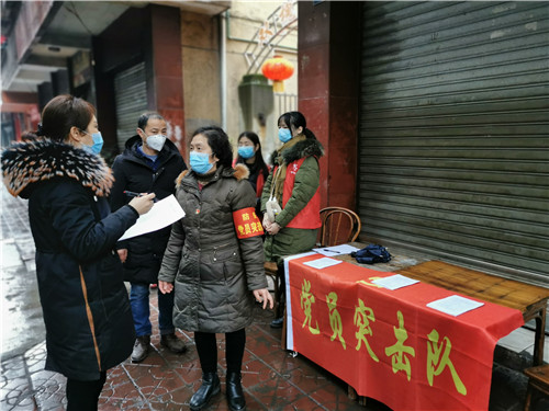 红色门卫.jpg