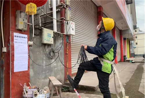 工作人员正在安装“小微天网”.jpg
