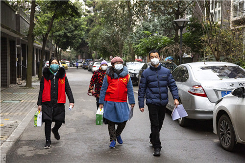 【图二】凤鸣街道城东社区干部为小区住户送生活用品.jpg