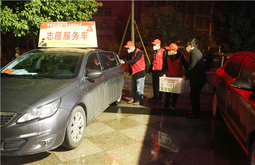 送上志愿服务车.jpg