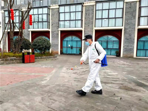 网格员正在消毒.jpg
