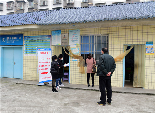 卫生院专门设置区域，开展外出务工人员免费体检.jpg